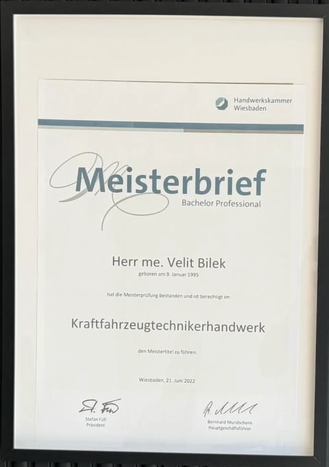 Meisterbrief für Velit Bilek im Kraftfahrzeugtechniker-Handwerk, ausgestellt von der Handwerkskammer Wiesbaden am 21. Juni 2022
