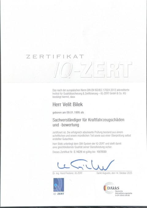 Zertifizierungsdokument für Velit Bilek, Sachverständiger für Kraftfahrzeugschäden und -bewertung, ausgestellt von IQ-ZERT im Oktober 2025